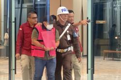 Penampakan Ketua Cyber Army Pakai Rompi Tahanan Kejaksaan Agung