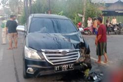 Kecelakaan di Bojonegoro, Pasutri Boncengan Motor Tewas Ditabrak Mobil<