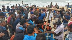 Perahu Diterjang Ombak, Nelayan Pesisir Barat Jatuh ke Laut Ditemukan Tewas<