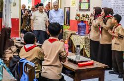 Momen Presiden Prabowo dan Bill Gates Tinjau Makan Bergizi Gratis di Pulogadung