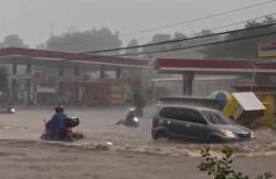 Hujan Badai Terjang Malang, Akses Jalan Lumpuh Belasan Rumah Rusak