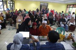 Para Lansia Ramai-Ramai Urus KLG untuk Dapat Fasilitas Transportasi Umum Gratis