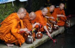 Bhikkhu dan Umat Buddha Ambil Air Berkah di Umbul Jumprit Temanggung, Ini Maknanya<
