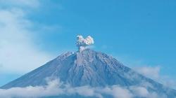 Gunung Semeru Hari Ini 6 Kali Muntahkan Abu Vulkanik<