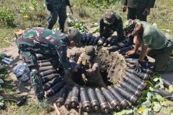 Momen Prajurit TNI Masukkan Mortir ke Dalam Lubang Kecil, 13 Orang Tewas saat Diledakkan