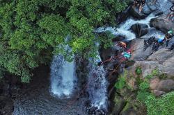 Ekspedisi Ekstrem! Meluncur di Atas Batu Curam Air Terjun Lembanna