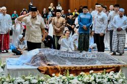 Momen Presiden Prabowo Hormat kepada Jenazah Tokoh Pencak Silat Nasional