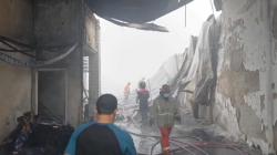 Kebakaran Hebat Gudang Distributor Kasur Spons di Jombang, Api Diduga dari Korsleting Listrik<