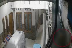 Terekam CCTV Aksi Pencuri Telanjang Bulat di Malang, Istri Pemilik Rumah Kaget<
