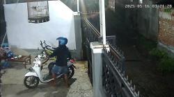 Maling Nekat di Pasuruan Terekam CCTV, Santai Bawa Kabur Motor dan Helm Anggota TNI<