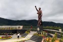 Kenapa Patung Jokowi Senilai Rp2,5 Miliar di Karo Pegang Jeruk? Ternyata Ini Maknanya