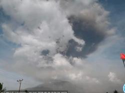 Gunung Lewotobi Laki-laki Meletus Hari Ini, Muntahkan Abu Vulkanik 5.500 Meter<