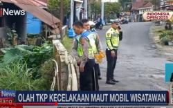 TAA Ditlantas Polda Jateng Olah TKP Kecelakaan Maut Minibus di Tawangmangu