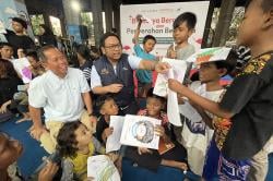 50 Warga Kolong Tol Rawa Bebek Dapat Beasiswa Pendidikan