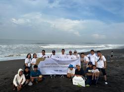 Aksi Peduli Lingkungan, Next Hotel Yogya dan MNC Peduli Lepas Puluhan Tukik dan Bersih-Bersih Pantai<