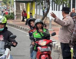 Momen Ojol Demo di DPR Bawa Anak Istri Diusir Polisi