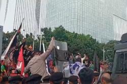 Sekretaris Ditjen Hubdar Kemenhub Disiram Air saat Temui Massa Demo Ojol