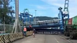 Derek Peti Kemas Roboh di Terminal Bitung saat Bongkar Muat Kapal