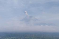 Gunung Semeru Erupsi Beruntun sampai 3 Kali, Kolom Abu Letusan Setinggi 800 Meter