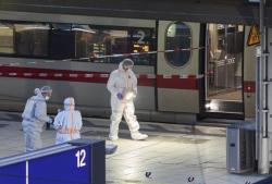 Perempuan Ngamuk Tikam 17 Orang di Stasiun Kereta, 4 Korban Kritis