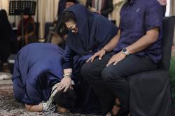 Jelang Naik Haji, Ivan Gunawan Menangis di Kaki Ibu Minta Doa Restu