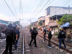 Kampung Bahari Digerebek, Polisi Tangkap 9 Orang dan Sita Sajam-Narkoba