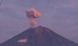 Gunung Semeru Erupsi 4 Kali Pagi Ini, PVMBG Minta Warga Jauhi Besuk Kobokan <