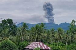 Gunung Dukono Erupsi Hari Ini, Letusan Capai 1.600 Meter di Atas Puncak