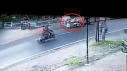 Detik-Detik Kecelakaan di Maros Terekam CCTV, Pemotor Vespa Terpental Usai Tabrakan dengan Mobil<