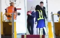 Trump Sindir Presiden Macron Ditampar Istri: Pastikan Pintu Pesawat Masih Ditutup!