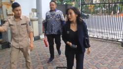 Tim Hukum Jan Hwa Diana Datangi Rumah Dinas Wakil Wali Kota Surabaya Armuji<