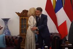 Momen Cipika-cipiki Presiden Prancis Macron dan Istri Jelang Pertemuan Empat Mata dengan Prabowo