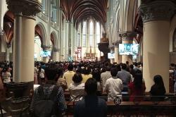 Umat Katolik Padati Gereja Katedral Jakarta, Khusyuk Jalani Misa Kenaikan Yesus Kristus