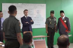 Momen Prabowo Ajak Macron Kunjungi Kelas Bahasa Prancis di Akmil, Sapa Para Siswa