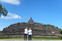 Kompak! Presiden Prabowo dan Presiden Macron Berfoto dengan Latar Candi Borobudur