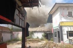 Kebakaran Bangunan Bekas Kafe di Padang, Kerugian Ditaksir Capai Rp100 Juta