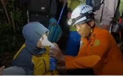Tim SAR Evakuasi 35 Pendaki di Bukit Pading karena Hipotermia, 5 di Antaranya Anak-Anak<