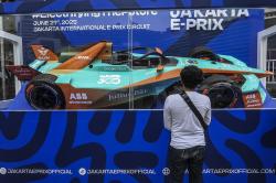 Penampakan Mobil Balap Formula E Parkir di Bundaran HI