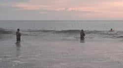 Pria Tenggelam di Pantai Koto Marapak, Pencarian Terkendala Ombak Besar<