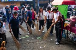 Hari Lingkungan Hidup Sedunia, Diskop UKMP Badung Gelar Aksi Bersih Pasar<