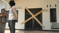 Buntut Dugaan Penyelewengan Anggaran, Kantor Desa Cibarengkok Cianjur Disegel Warga