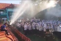 Viral Siswa SMP di Sampang Rayakan Kelulusan Disiram Damkar Sambil Joget, Haru dan Seru!<