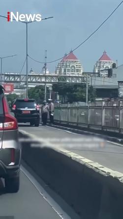 Mobil Dinas Masuk Jalur Busway, Polisi Malah Hormat