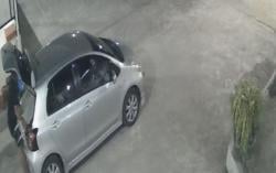 Terlilit Judi Online, Pria Bermobil Terekam CCTV Curi Kotak Amal di Padang<