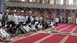 Prabowo Salat Iduladha di Masjid Istiqlal, Gibran di Masjid Zayed