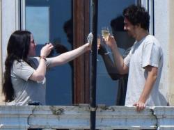 Viral Billie Eilish Pacaran dengan Nat Wolff, Foto Ciuman Bikin Gempar! 