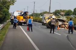 Kecelakaan Truk Terguling di Tol Bandara Soetta Arah Kapuk, Lalu Lintas Macet<
