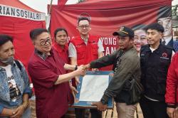 Penyerahan Bantuan untuk Korban Kebakaran Kapuk Muara 