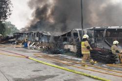 Kebakaran di Cengkareng Jakbar, Bus-bus Bekas Dilahap Si Jago Merah