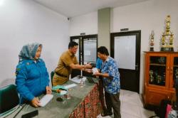 Viral! Janji Kerja di Pabrik Mobil Listrik Gagal Total, 25 Warga Cirebon Telantar di Subang